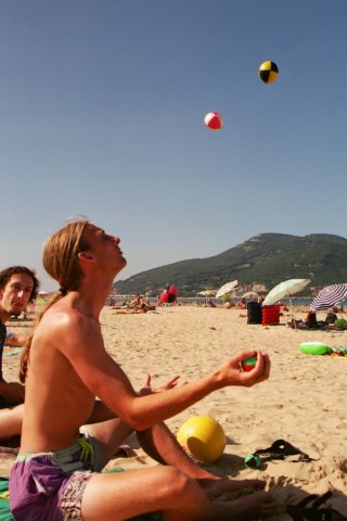 jugglingonthebeach.jpg